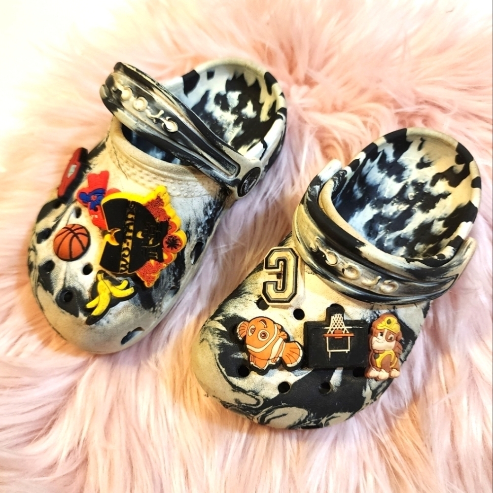 Crocs kids camo sandals size 7